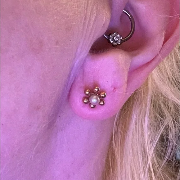 FOR JULIE Single Antique Gold Pearl Flower Stud Earring - Picture 4 of 4